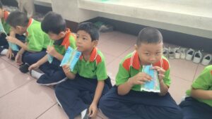 นักเรียนกินนม
