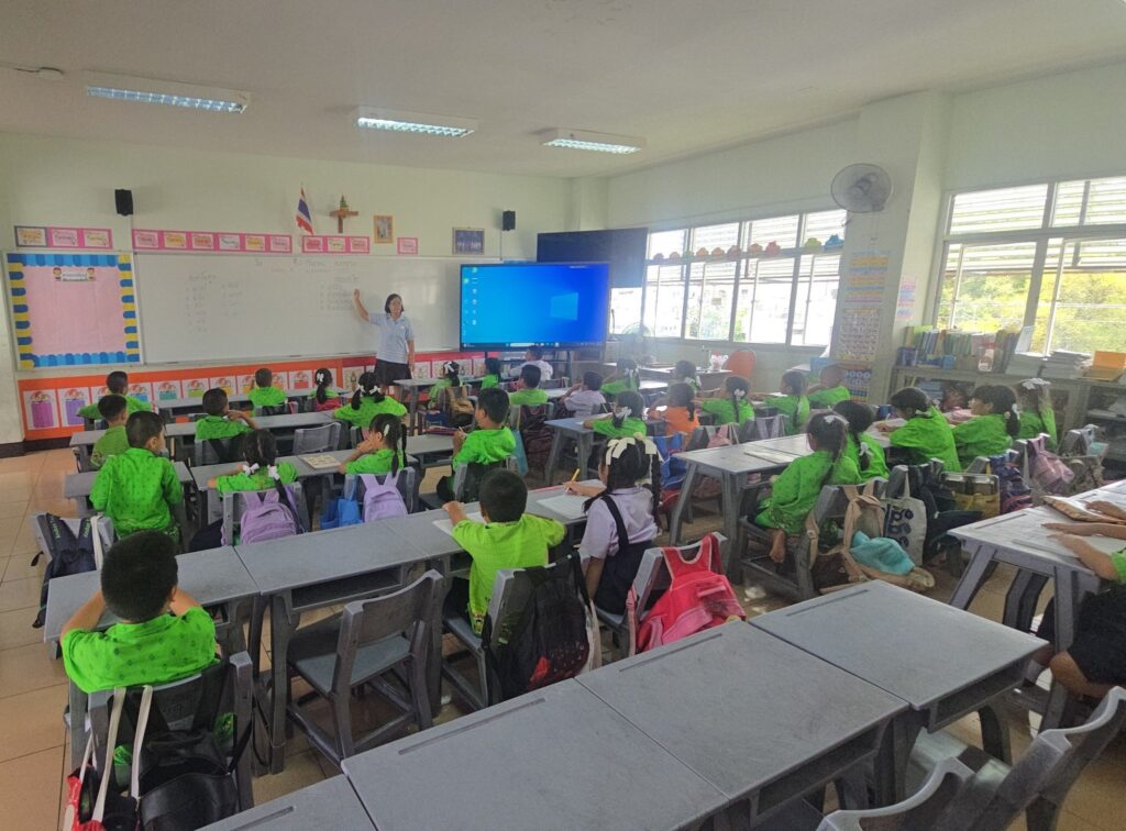 การใช้จอสัมผัสอัจฉริยะสอนเด็กนักเรียน